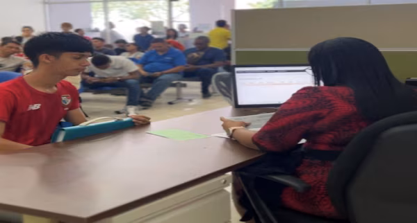 El Instituto para la Formación y Aprovechamiento de Recursos Humanos (IFARHU) informó que extendió hasta el próximo viernes 23 de octubre el plazo para la recepción de los boletines correspondientes al II trimestre de 2026, a nivel nacional. La institución recordó que este requisito aplica únicamente a los beneficiarios de los programas de Becas Vigentes y nuevas, Asistencias y apoyos económicos para Discapacidad. En tanto, los estudiantes que reciben el beneficio del Programa de Asistencia Social Educativa Universal (PASE-U) no deben presentar este documento.