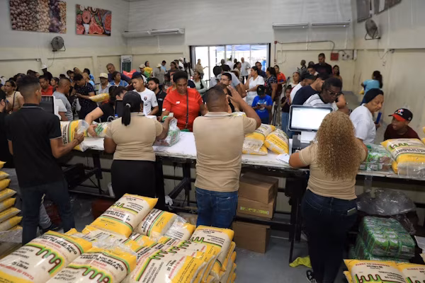 El director del Instituto de Mercadeo Agropecuario (IMA), Nilo Murillo, informó que, por instrucciones del presidente de la República de Panamá, José Raúl Mulino, el programa de ayuda humanitaria —que consiste en la entrega de bolsas de alimentos en Coclé, Veraguas, Los Santos y Herrera— no se detendrá. Asimismo, garantizó que las ferias institucionales y las 17 Tiendas del Pueblo se mantendrán operativas. Murillo, encabezó este martes la venta de alimentos en Silos de Pan de Azúcar, San Miguelito, donde explicó que, a la fecha, se han distribuido unas 43 mil bolsas de alimentos a las familias de las zonas afectadas por el sismo, con un beneficio directo superior a las 153 mil personas en el área, como parte del plan de apoyo del Gobierno Nacional para enfrentar la situación. “No nos detendremos en llevar respuesta a nuestros consumidores a través de las Tiendas del Pueblo a nivel nacional, las cuales están abiertas para atenderlos. No vamos a abandonar a nuestros coterráneos de las provincias centrales ni permitiremos el cierre de nuestras ferias y tiendas”, resaltó Murillo.