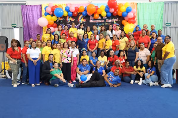 La Escuela de Enseñanza Especial (EEE) del Instituto Panameño de Habilitación Especial (IPHE) llevó a la práctica el pasado viernes 2 de octubre del presente, el 2.º Festival de la Neurodiversidad, en el Centro de Combate de la Ciudad Deportiva Irving Saladino, como parte de sus acciones educativas enfocadas a propiciar diversas formas de participación, aprendizaje y expresión de los estudiantes. La jornada contará con estudiantes de la EEE que reciben servicios y apoyos educativos en centros escolares de las regiones de Panamá Centro, San Miguelito y Panamá Norte, acompañados por sus docentes. Igualmente han sido invitados directores y educadores de los centros educativos donde son atendidos.