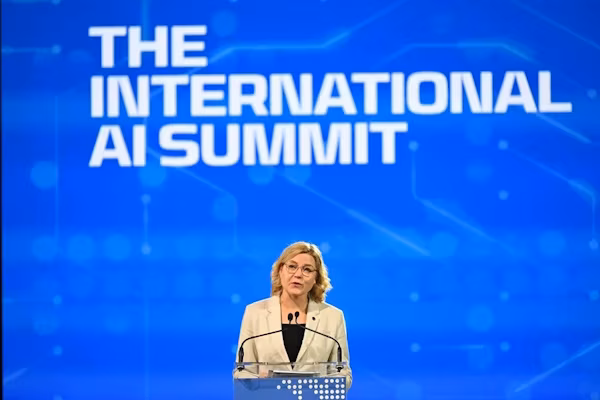 Dublín (EuroEFE).- El Gobierno irlandés presentó este miércoles una hoja de ruta para promover la cooperación en la Unión Europea (UE) con vistas a acelerar la adopción de la Inteligencia Artificial (IA) y reforzar las capacidades estratégicas del continente. La llamada ‘Declaración de Dublín sobre IA Fiable, Segura y Soberana’ cuenta con el respaldo de varios Estados miembros comunitarios, presentes hoy en una cumbre internacional celebrada en la capital de Irlanda, cuyo Gobierno ostenta este semestre la presidencia de turno del Consejo de la UE.