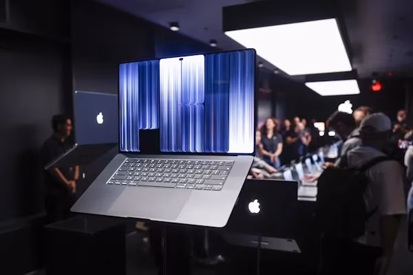 Washington (EFE).- Apple presentó este miércoles una nueva versión de su MacBook Pro que incluirá entre sus características una pantalla Proled y funcionalidades táctiles que estarán disponible en modelos de 14 y 16 pulgadas con una frecuencia de actualización de hasta 120 hercios.