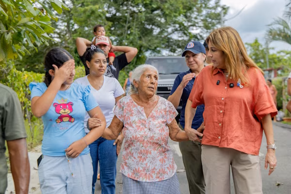 Desde tempranas horas de este lunes, la primera dama de la República de Panamá, Maricel de Mulino, acompañada de la ministra de Gobierno, Dinoska Montalvo, y otras autoridades, se trasladó a diferentes puntos de la provincia de Los Santos con la intención de acompañar a las familias afectadas por el sismo registrado el pasado viernes 9 de octubre. La jornada incluyó un recorrido por el Hospital Joaquín Pablo Franco Sayas, en Las Tablas, donde conversaron con pacientes y familiares en el centro hospitalario, escuchando sus inquietudes y compartiendo palabras de aliento en medio de la preocupación que ha generado este fenómeno natural.