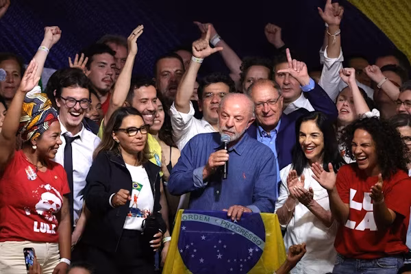 São Paulo (EFE).- El presidente de Brasil, Luiz Inácio Lula da Silva, ganó este domingo la segunda vuelta de las elecciones con un 51,79 % de los votos, frente al 48,21 % del senador ultraderechista Flávio Bolsonaro, en una remontada inédita en la historia democrática del país, según los resultados oficiales con el 100 % de las urnas escrutadas. Es la primera vez desde el fin de la dictadura militar (1964-1985) que un candidato que quedó en segundo lugar en la primera ronda electoral se impone en la segunda vuelta a su adversario.