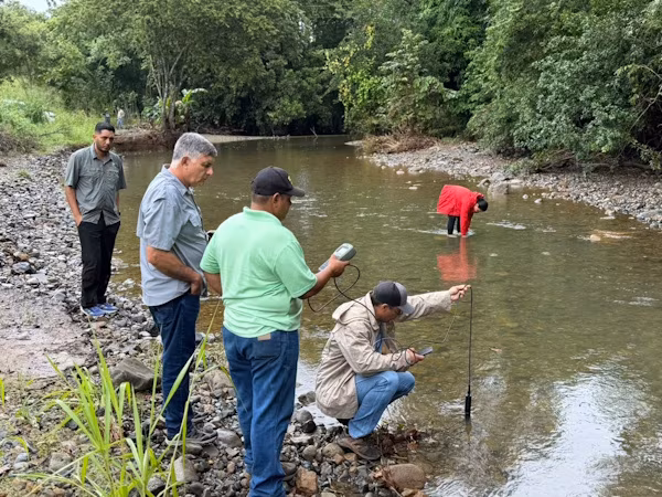 Representantes del Ministerio de Desarrollo Agropecuario (MIDA), en conjunto con el Ministerio de Ambiente (MiAmbiente), llevan a cabo una serie de monitoreos mensuales en lo relativo a la calidad del agua en la cuenca alta y media del río La Villa, como parte de las acciones dirigidas a la protección y el manejo sostenible de este recurso. Vale la pena señalar que, estas labores se desarrollan en el marco del proyecto “Fortalecimiento de la gestión integrada del recurso hídrico mediante el manejo responsable de plaguicidas en la cuenca hidrográfica del río La Villa”, la cual promueve prácticas responsables para contribuir a la conservación del agua y al desarrollo agropecuario sostenible.