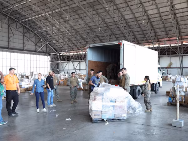 Desde el centro de despacho de la Base Aérea Teniente Octavio Rodríguez Garrido se coordinó la distribución de la ayuda humanitaria para las comunidades afectadas por el sismo. Desde este punto, la ministra de Gobierno de Panamá, Dinoska Montalvo, supervisa las operaciones y el trabajo articulado entre las instituciones del Estado y los organismos de apoyo, con el propósito de garantizar que la asistencia llegue a las zonas que más lo necesitan. El Sistema Nacional de Protección Civil (SINAPROC) mantiene a más de 500 personas desplegadas a nivel nacional, entre voluntarios y colaboradores, quienes trabajan de forma coordinada en las labores de evaluación de daños, atención a las comunidades afectadas y entrega de asistencia humanitaria.