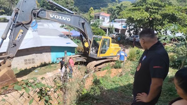 El Ministerio de Obras Públicas (MOP) trasladó maquinaria al sector de Pueblo Nuevo, en la comunidad de Machuca, distrito de La Pintada, provincia de Coclé, con el propósito de atender la situación de tres familias en riesgo por posibles derrumbes y afectaciones tras el sismo del pasado 9 de octubre. Con estos trabajos se busca despejar el área y estabilizar el talud para reducir los riesgos que enfrentan los residentes. La intervención se llevó a cabo en atención a las recomendaciones del Sistema Nacional de Protección Civil (SINAPROC), quien solicitó la presencia del MOP a fin de estabilizar el terreno.