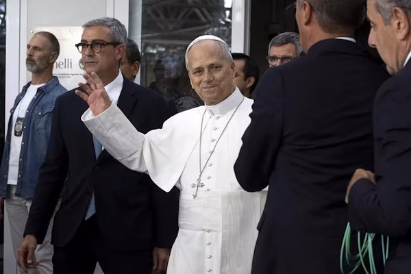 Ciudad del Vaticano (EFE).- El Vaticano confirmó este lunes que León XIV viajará como estaba previsto a Uruguay, Argentina y Perú del 6 al 17 de noviembre, tras haber sido operado de un cáncer de pulmón y de que se le extirpara el lóbulo inferior de su pulmón derecho. “El Santo Padre espera con gran alegría y entusiasmo este viaje, que ofrecerá oportunidades para fortalecer los vínculos de comunión con las Iglesias locales, alentar a los fieles en su misión y llevar un mensaje de fe, esperanza y paz a los pueblos de las naciones de Uruguay, Argentina y Perú, encontrando con su fe y compartiendo la esperanza y la paz que Cristo trae a nuestro mundo”, indica el comunicado de la Santa Sede.