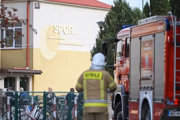 Cracovia (Polonia) (EFE).- Una persona ha muerto y dos han resultado heridas en un nuevo ataque con cuchillo en una escuela de Polonia ocurrido este jueves en Wyszków (este) El fallecido ha sido identificado como un conserje del centro, mientras que entre los heridos se encuentra el director de la escuela, que intentó reducir al agresor, según informó hoy la cadena TVN24.
