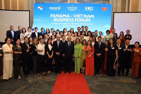 • Las cámaras de comercio e industrias de ambos países firmaron un memorando de entendimiento para promover una relación más estrecha entre los sectores empresariales de Panamá y Vietnam. El foro empresarial encabezado este miércoles en Vietnam por el presidente de la República de Panamá, José Raúl Mulino, finalizó con un rotundo éxito. Unas 95 reconocidas empresas vietnamitas asistieron al evento “Conectando mercados, creando oportunidades” con el propósito de concretar nuevas alianzas y proyectos conjuntos en los sectores industrial, marítimo y de agronegocios.