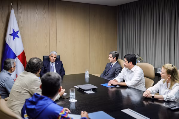El presidente de la República de Panamá, José Raúl Mulino, se reunió la tarde de este miércoles con los jefes de una delegación de 34 ingenieros del sector público de la República Bolivariana de Venezuela, quienes llegaron a Panamá con la finalidad de ayudar en las labores de evaluación de daños, restauración y reconstrucción de viviendas, escuelas e infraestructura crítica que resultó afectada por el sismo del 9 de octubre de 2026. Los jefes de delegación son el vicepresidente sectorial de Obras Públicas y Servicios, Juan José Ramírez Luces; el comisionado presidencial para evaluar la Habitabilidad de Viviendas e Infraestructura, Francisco Garcés; y el mayor Stalin Agustín Da Silva Betancourt, secretario del Plan Despeje Digno y Seguro.