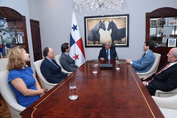 El presidente de la República de Panamá, José Raúl Mulino, recibió hace poco en su despacho, a una delegación de la Universidad de Tulane, a quienes propuso establecer en la Ciudad del Saber un centro de estudios marítimos y de logística para beneficio de estudiantes panameños y de la región. Durante el desarrollo de este encuentro, el grupo de académicos —conformado por Martin Davies, director del Tulane Maritime Law Center y titular de la cátedra de Derecho Marítimo Niels F. Johnsen; Ozlem Gurses, profesora de Derecho Marítimo; y Mikis Tsimplis, profesor de Derecho Marítimo de la Universidad de Hong Kong, mostró su interés en el futuro de Panamá, los proyectos y las inversiones que fortalecen su liderazgo regional, así como los mecanismos para profundizar los lazos de cooperación con el país.
