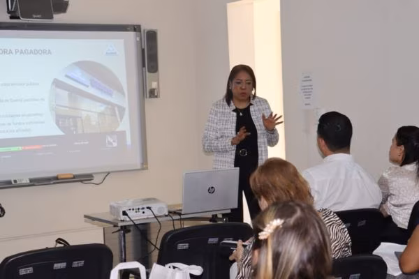 Funcionarios reciben capacitación sobre rendimiento en el SIACAP.