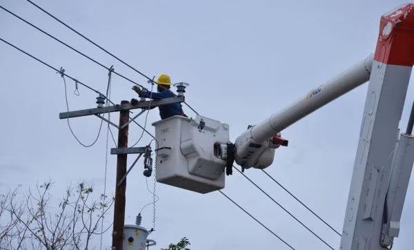 Poco a poco se restablece el servicio de energía eléctrica en las zonas más afectadas.