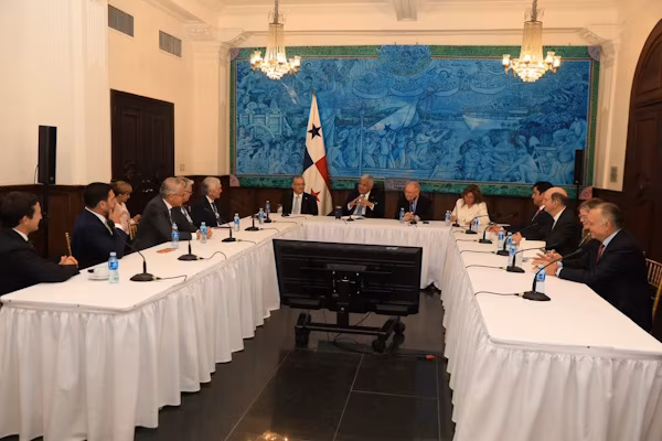 El presidente de la República de Panamá, José Raúl Mulino, sostuvo una reunión con directores ejecutivos (CEO) de importantes empresas que se encuentran en Panamá con motivo de la Reunión Anual de Estrategia del Foro Económico Mundial (WEF). Durante este encuentro, felicitaron al país por sus logros y reconocimientos internacionales, además de manifestar su interés en explorar nuevos mercados nacionales como: energía, gas, logística y centros de data. Mulino destacó esta reunión como un intercambio de visiones para ofrecer al mundo una mejor perspectiva del potencial de Panamá, orientado a expandir las operaciones de las empresas transnacionales ya establecidas o atraer nuevas inversiones.