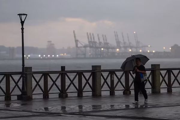 Taipéi/Tokio (EFE).- El tifón Champi ha causado un muerto y 121 heridos a su paso por Taiwán y ha dejado a más de 15.000 hogares sin energía en el sur de Japón, mientras el sistema avanza hacia el norte, según los pronósticos que apuntan a que rozará la costa de China y cruzará el archipiélago japonés. En Taiwán, el tifón se ha cobrado una vida -la de un hombre arrastrado por las olas en una playa del condado sureño de Pingtung- y ha provocado 171 heridos, muchos de ellos por caídas en moto o accidentes de tráfico.