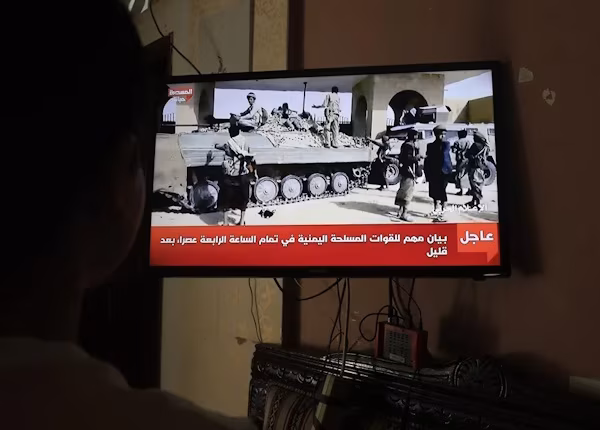 Riad (EFE).- Al menos una persona murió y otras once resultaron heridas en el ataque de ayer contra el aeropuerto internacional Rey Khalid de Riad, que ha sufrido tres ofensivas desde el viernes, con un total de 17 fallecidos. El último ataque, perpetrado el domingo, cuando un proyectil impactó en la Terminal 4, “causó la muerte de un residente paquistaní (…) y heridas a otras 11 personas, quienes fueron trasladadas de inmediato al hospital”, además de provocar “daños materiales”, indicó la Autoridad General de Aviación Civil (GACA) en su cuenta oficial de X.