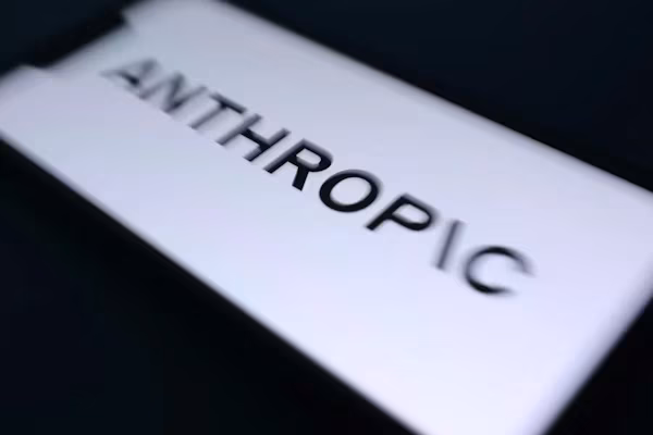 Nueva York (EFE).- La empresa de inteligencia artificial Anthropic informó este lunes de que pequeños modelos de IA están a pocos meses de multiplicarse y expandirse de forma totalmente autónoma a través de dispositivos domésticos conectados a internet, sin necesidad de acceder a grandes centros de datos. De acuerdo con una investigación publicada por su equipo de ciberseguridad, Frontier Red Team, aparatos comunes y poco protegidos como televisores con Android TV o electrodomésticos inteligentes cuentan con potencia suficiente para albergar estos sistemas si trabajan en red de manera coordinada.