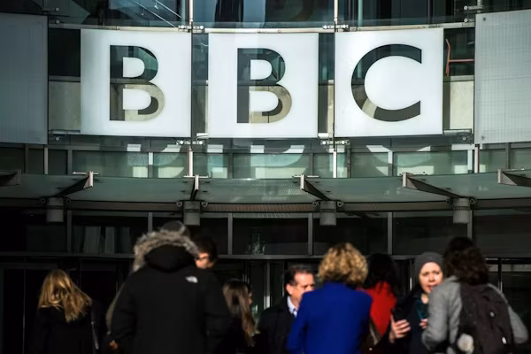 Londres (EFE).- La radiotelevisión pública británica BBC cerrará a mediados de 2027 los canales de televisión BBC Three y BBC Scotland y la emisora Radio 4 Extra, dentro de un plan para ahorrar 500 millones de libras (unos 595 millones de euros) hasta 2028, aunque sus contenidos seguirán disponibles en plataformas digitales. El director general, Matt Brittin, afirmó este martes en un comunicado dirigido a los trabajadores que la corporación debe tomar “decisiones difíciles” ante las presiones financieras y la necesidad de adaptar sus servicios a los nuevos hábitos de los consumidores.