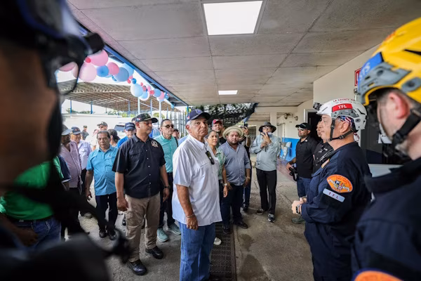• Recorrió 4 infraestructuras de salud e instruyó su reacondicionamiento • Anunció que solicitará la reconstrucción de la parroquia Santa Bárbara de Las Minas • Se llevará a Gabinete plan de reconstrucción de viviendas Familias de los distritos de Las Minas y Pesé que perdieron sus viviendas producto del sismo ocurrido el viernes pasado fueron visitadas este domingo por el presidente de la República de Panamá, José Raúl Mulino, quien conoció de primera mano sus necesidades, a quienes dijo que priorizan el envío de alimentos y luego iniciar un plan de construcción y reconstrucción de infraestructuras habitacionales afectadas.