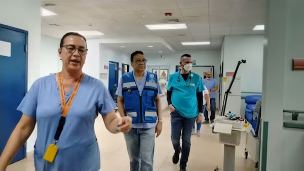 Un equipo ejecutivo de la Caja de Seguro Social de Panamá (CSS), llevó a cabo una serie de inspecciones en las instalaciones de salud de la península de Azuero a fin de verificar las condiciones estructurales, avanzar en las reparaciones necesarias y garantizar la continuidad de la atención a los pacientes tras el sismo del pasado 9 de octubre. Durante este recorrido, el director general de la CSS, Dino Mon Vásquez, visitó la Policlínica San Juan de Dios, en Los Santos, donde comunicó que, cerca del 95% de los servicios están disponibles. Las evaluaciones de ingeniería determinaron que la infraestructura se encuentra en buenas condiciones, aunque algunas áreas permanecen acordonadas mientras se efectúan reparaciones menores para proteger la seguridad de los pacientes.