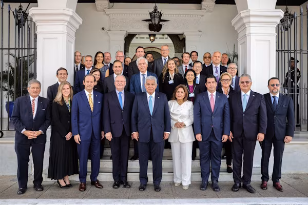 - Reunión Estrategia País del Foro Económico Mundial- Líderes de 27 gigantes empresariales globales pudieron conocer a detalle las ventajas competitivas de Panamá y su entorno atractivo para la inversión, impulsados por las políticas y planes estratégicos de la administración del presidente, José Raúl Mulino. Esto se dio durante un conversatorio con ministros de Estado, dentro de la agenda de la Reunión Estrategia País que desarrolla el Foro Económico Mundial junto al Gobierno Nacional. Este conversatorio, que tuvo como sede el Salón Paz del Palacio de las Garzas, congregó a los líderes globales del mundo logístico, transporte, finanzas y energía con los ministros Juan Carlos Orillac (Presidencia); José Ramón Icaza (Asuntos del Canal); Felipe Chapman (Economía y Finanzas); Julio Moltó (Comercio e Industrias) y Javier Martínez-Acha (Relaciones Exteriores); la secretaria de Asuntos Económicos y Competitividad, Kristelle Getzler; y el asesor presidencial Alberto Alemán Zubieta. Durante la reunión, el ministro Orillac expuso que, la administración Mulino ha fortalecido su agenda para hacer más competitivo al país, ordenar sus finanzas y restablecer su reputación ante el mundo.