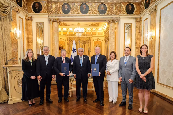 El presidente de la República de Panamá, José Raúl Mulino, inauguró este jueves, en el Palacio de Las Garzas, la Reunión Estratégica País del Foro Económico Mundial (WEF, por sus siglas en inglés), con la participación de 27 empresas líderes en el mundo, con quienes compartió los esfuerzos de su administración para fortalecer el liderazgo de Panamá en la región como respuesta al mundo que busca encontrar certidumbre, estabilidad, competitividad y verdadera conectividad. Entre las empresas interesadas en explorar las oportunidades que brinda Panamá están A.P. Møller-Maersk A/S, AES Corporation, Autoespar S.A. (Perú), United Nations Environment Programme (UNEP), Inter-American Development Bank, EQT Corporation, Exiger LLC, Growth Protocol, Inc., J. Safra Sarasin Asset Management, Marsh, Mastercard International Incorporated, Mingyang Smart Energy Group Co., Ltd, Mitsui O.S.K. Lines, Ltd., PepsiCo Inc., Port of Antwerp-Bruges, PwC, Royal Vopak, RTC Education Ltd, Stena Line Group, Swiss Reinsurance Company Ltd, Visa Inc., Cornerstone United Holdings Jamaica Ltd, Uber, The Coca-Cola Company, Naturgy y DHL Global Forwarding.