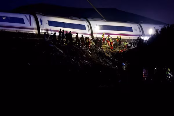 Madrid (EFE).- La maquinista del tren Iryo embestido por un AVE este miércoles en Urda (Toledo) había iniciado a las 8:38 horas conversaciones con el centro de control de Adif para reanudar la marcha, aunque diez minutos después, antes de retomar la circulación, fue golpeado por el tren de Renfe, han informado a EFE fuentes cercanas a la compañía. Estas fuentes aseguran que el tren Iryo se había detenido a las 8:30 horas como consecuencia de la caída del sistema de seguridad LZB, pero que, tras poner en marcha el sistema de señalización ASFA, había retomado la marcha.