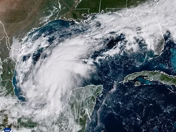 Miami (EFE).- El Centro Nacional de Huracanes (NHC, en inglés) de Estados Unidos emitió este miércoles varias vigilancias de huracán, marejada ciclónica y tormenta tropical para la costa norte del golfo de México ante la previsible llegada del ciclón Isaías el viernes. La tormenta tropical Isaías se formó esta mañana en el golfo, y la autoridad meteorológica prevé que se fortalezca rápidamente y se convierta en huracán el jueves, antes de tocar tierra el viernes en algún punto de los estados de Misisipi o Florida.