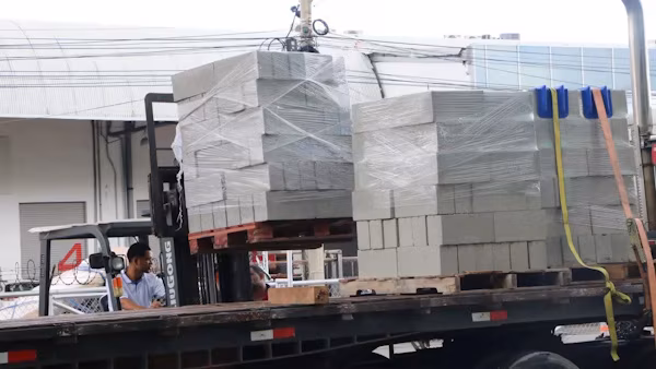 El gobierno liderado por el presidente de la República de Panamá, José Raúl Mulino, inició este martes, la entrega de materiales de construcción a las familias que resultaron damnificadas por el pasado sismo que afectó principalmente las poblaciones de las provincias de Los Santos, Herrera, Veraguas y Coclé. Después de esto y luego de una orden directa del presidente Mulino, personal del Ministerio de Vivienda y Ordenamiento Territorial (MIVIOT) empezó en la mañana a transportar materiales desde sus bodegas en Milla 8 (Panamá) y de Santiago (Veraguas) a las zonas más afectadas y en donde muchas familias perdieron sus hogares.