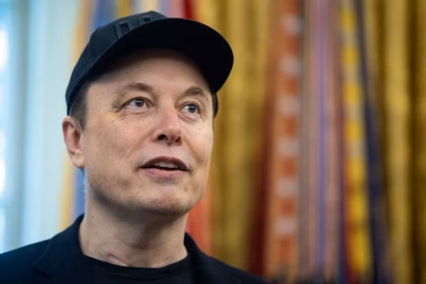 Washington (EFE).- El secretario de Defensa de Estados Unidos, Pete Hegseth, anunció este miércoles que el empresario Elon Musk participará en el diseño de las armas y los sistemas militares que el país necesitará para las guerras del futuro, como parte de una nueva iniciativa del Pentágono presentada durante un discurso en la base de Marines de Quantico, Virginia.