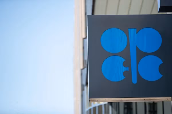 Viena (EFE).— La alianza OPEP+, liderada por Arabia Saudí y Rusia, ha decidido este domingo mantener sin cambios el nivel de su oferta de crudo en noviembre, por segundo mes consecutivo. La decisión, idéntica a la adoptada hace un mes para octubre, fue pactada por los ministros del sector de Arabia Saudí, Rusia, Irak, Kuwait, Kazajistán, Argelia y Omán, según ha informado la Organización de Países Exportadores de Petróleo (OPEP), con sede en Viena.
