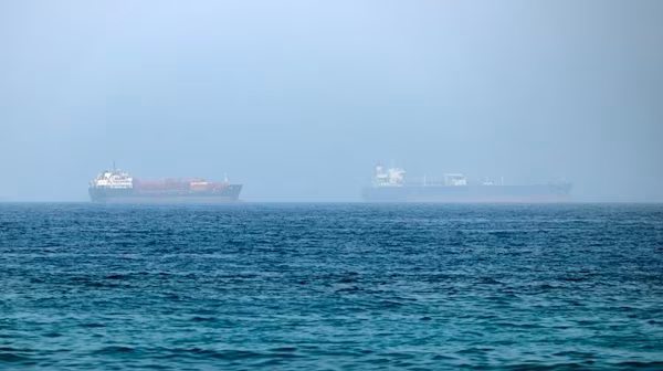 Dubái (EFE).- Emiratos Árabes Unidos (EAU) afirmó este viernes que las autoridades medioambientales del país han detectado contaminación marina en sus playas de la zona de Umm al Quwain, cerca del estrecho de Ormuz, causada por un derrame de petróleo procedente de un buque cisterna. “El sistema de monitoreo técnico y evaluación ambiental de Emiratos Árabes Unidos ha detectado contaminación marina causada por un derrame de petróleo proveniente de un buque cisterna, cuyos efectos han llegado hasta las playas de Umm al Quwain”, dijo el Ministerio de Cambio Climático y Medio Ambiente emiratí en un comunicado.