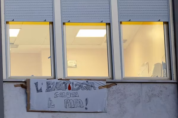 Ciudad del Vaticano (EFE).- La evolución del papa León XIV transcurre con normalidad, el pulmón que le operaron se recupera bien y el pontífice ha retomado parte de su actividad laboral desde el hospital Gemelli de Roma, donde el pasado martes le extirparon un adenocarcinoma, un tipo de cáncer. En el último parte médico, difundido este jueves, el médico personal del pontífice, Luigi Carbone, y el jefe del equipo quirúrgico, Stefano Margaritora, confirmaron que una radiografía de tórax muestra una “buena recuperación” del pulmón intervenido.