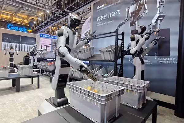 Helsinki (EFE).- La tecnológica estadounidense Figure, especializada en crear robots humanoides con Inteligencia Artificial (IA), ha destruido robots obsoletos enseñándoles a lanzarse al horno de fundición de una acería, una idea que fue propuesta por el actor Arnold Schwarzenegger y que ha dado lugar a un espectacular vídeo promocional. La empresa de robótica explicó que quería destruir gran parte de su flota de robots humanoides F.02 para proteger su propiedad intelectual y acelerar la producción de su próximo modelo, pero desmontarlos hubiera llevado demasiado tiempo, por lo que pidió ideas a los internautas.