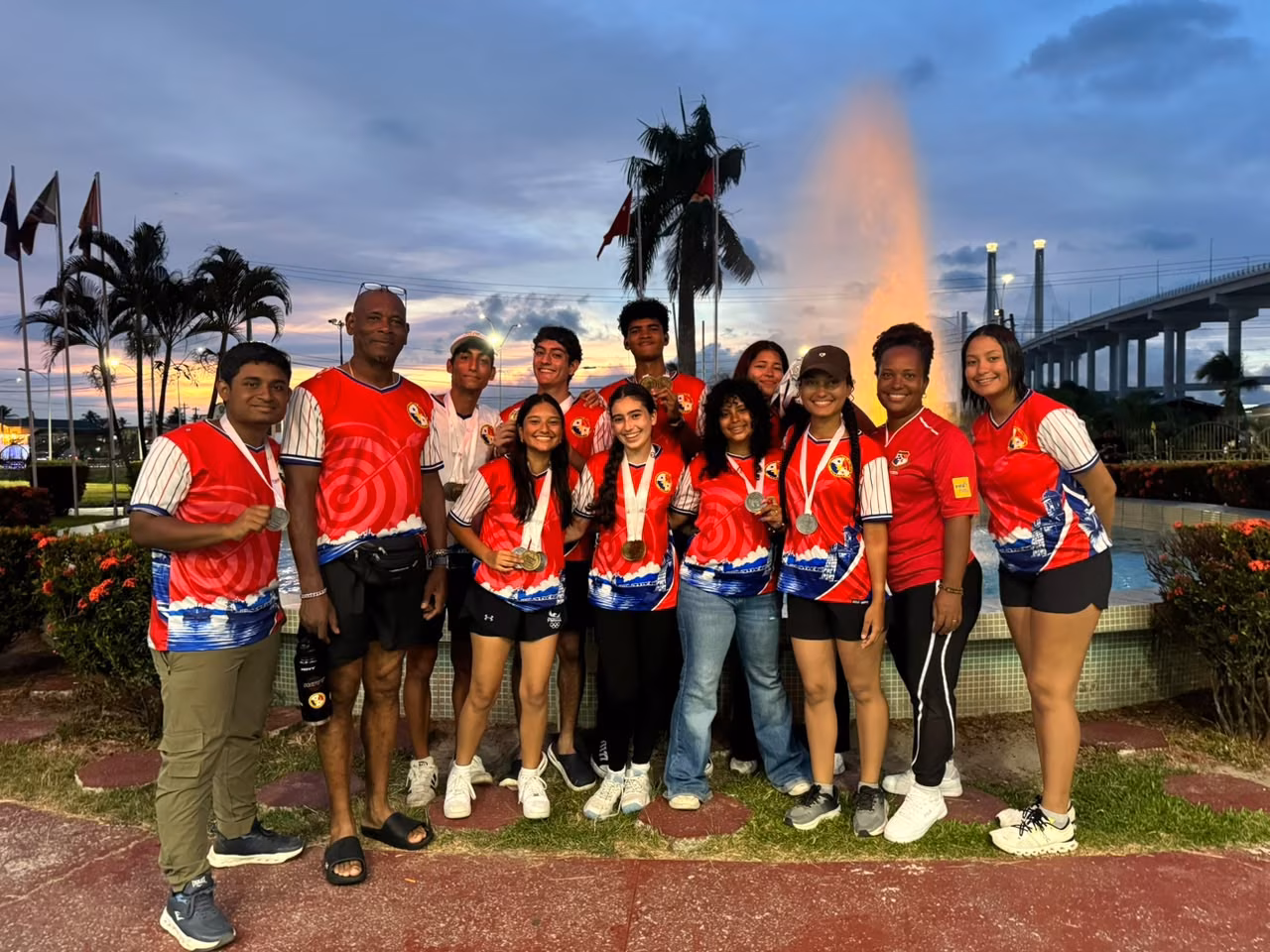 Selección juvenil panameña de tiro con arco posan para la foto con sus 19 medallas obtenidas.