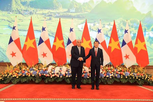 -Mientras que Vietnam propone a Panamá darle acceso a su mercado y convertirse en la puerta de entrada a otros países de Asia- Siguiendo con su agenda oficial en Vietnam, una de las economías de más rápido crecimiento en el mundo, el Presidente de la República de Panamá, José Raúl Mulino, sostuvo este miércoles un encuentro con el Primer Ministro del país asiático, Le Minh Hung, en la sede la Oficina de Gobierno, quien avaló la firma de acuerdos que permitirán potenciar las relaciones entre ambos países, principalmente en agricultura, comercio, industria, marina mercante, inversión, banca, tecnología, educación y turismo.